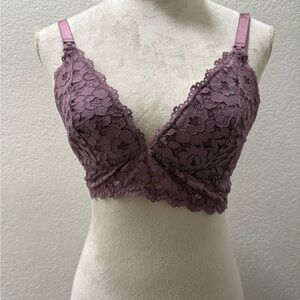 Momanda Women's Lace Nursing Bra
Size:34D
Lightly lined 
NWT